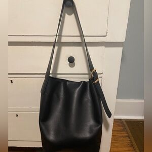 Madewell Essential Bucket Tote $198 Black Leather New Fall work bag